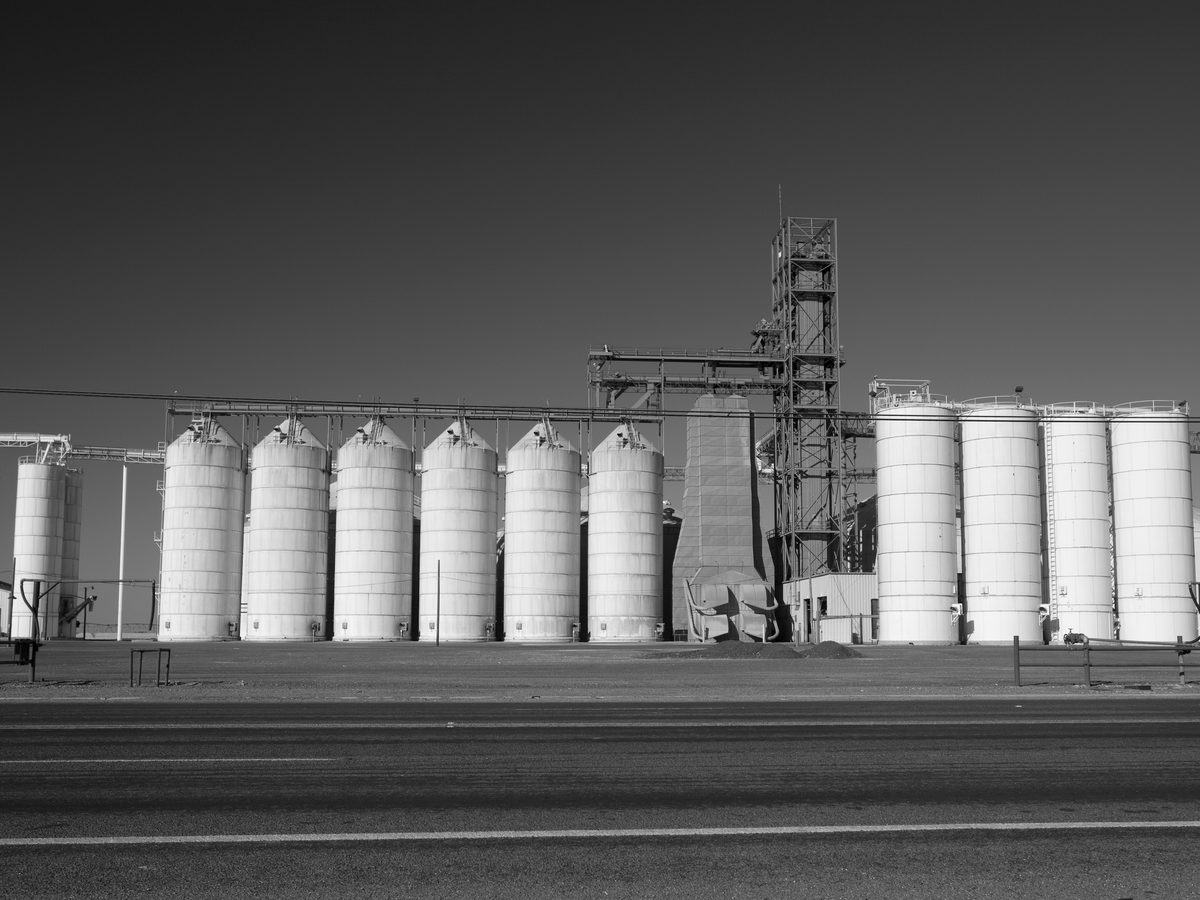 Voeropslag en silo op een agrarisch bedrijf
