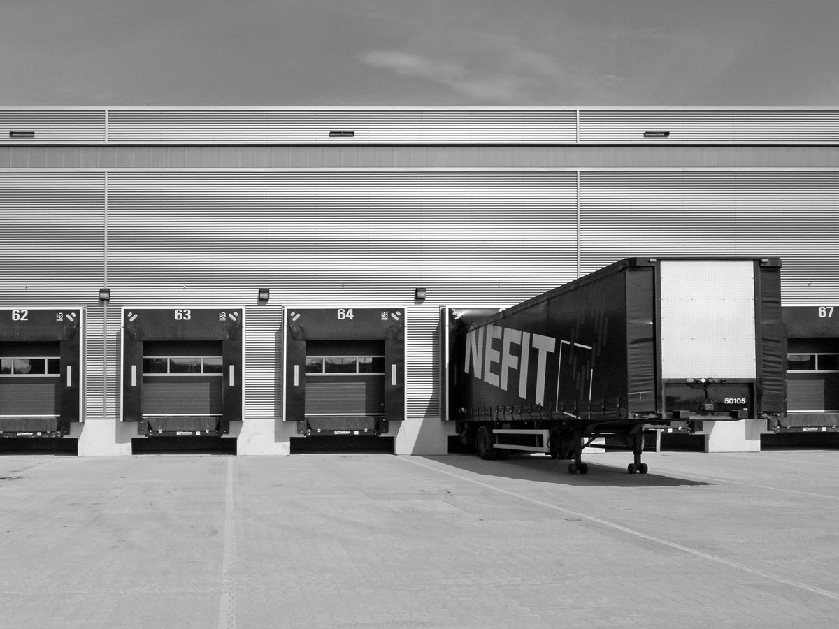 Overheaddeur en laadperron van een logistiek pand